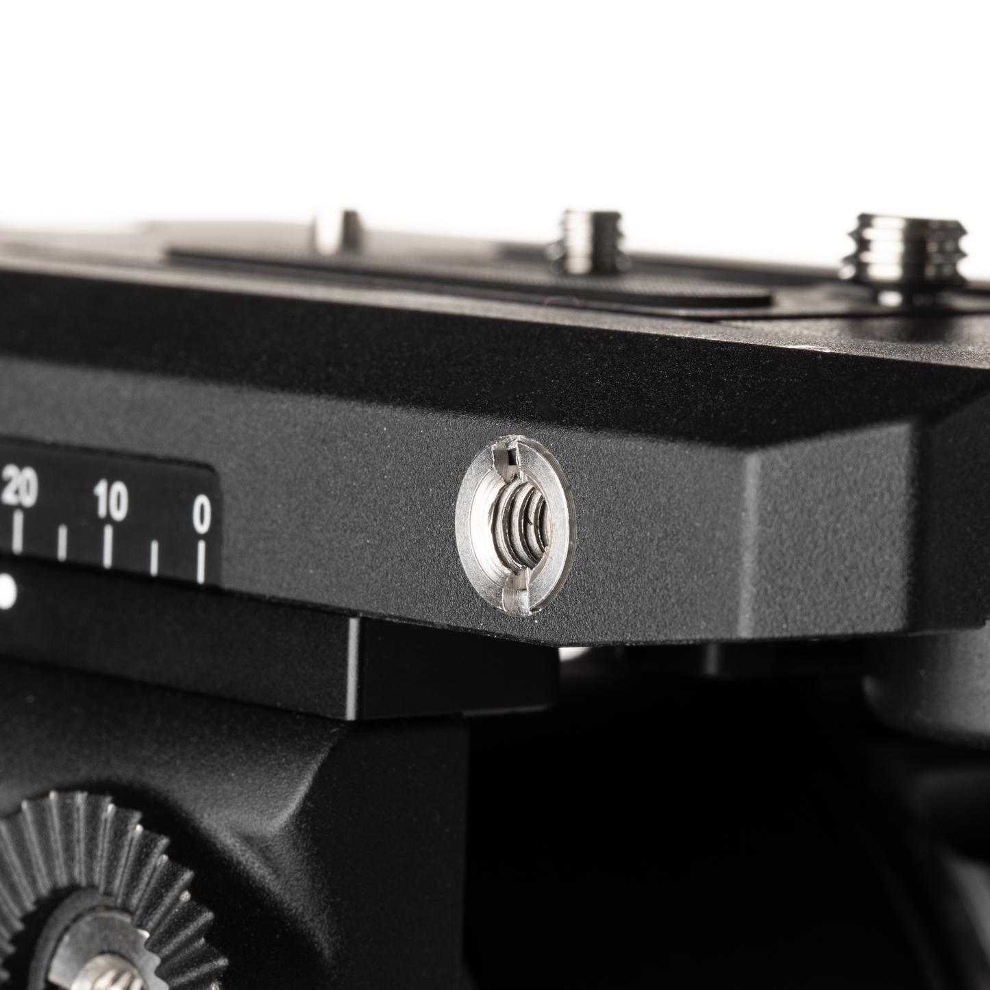 Pull-and-turn safety lock mechanism on the Benro QRX10 quick-release plate
