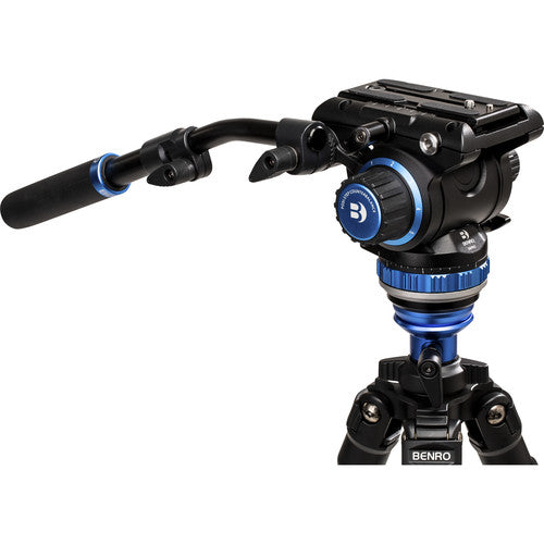 Detailed view of the Benro A2573F tripod’s quick-release camera plate for fast setup.