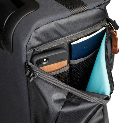 Telescoping handle and grab handles for easy carrying.