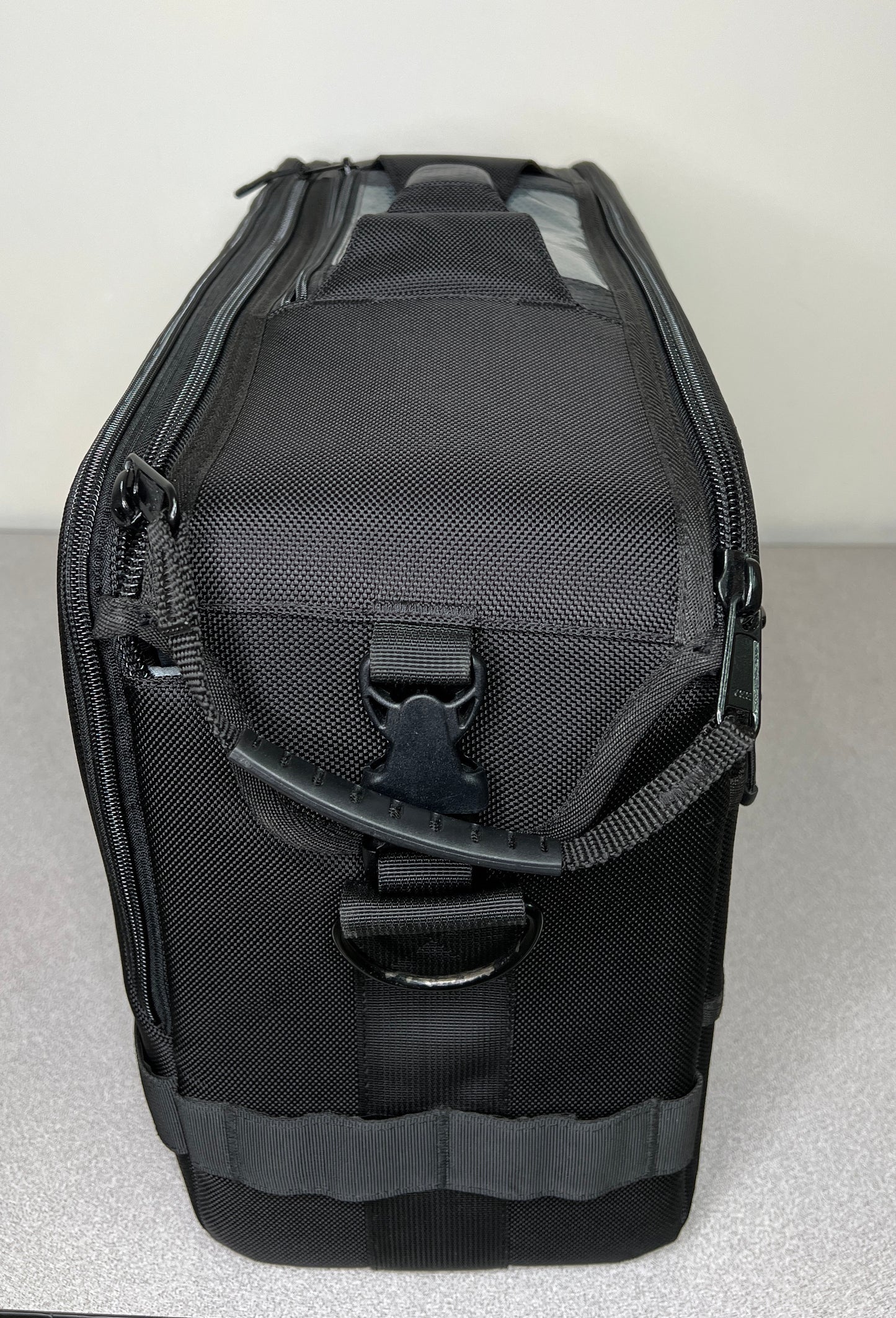 A photographer adjusting the settings on the ELB 500 TTL power pack's intuitive control dial.