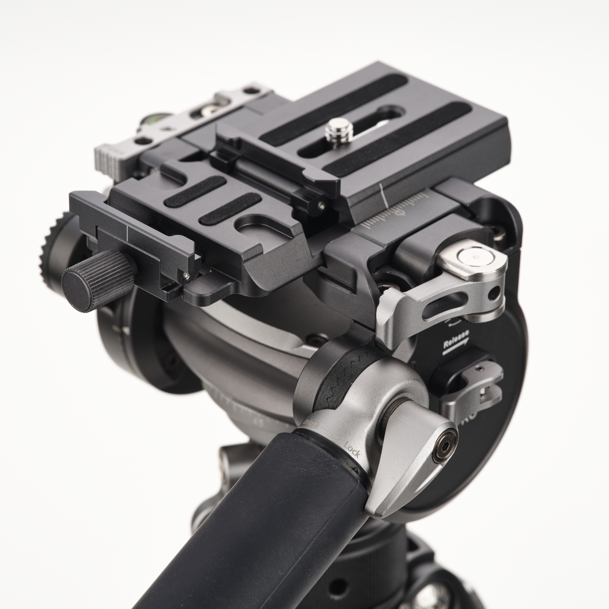 Extendable pan arm with rosette lock mounted on the Benro FS36PRO video head.