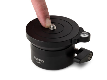 ALT Text: Top-down view of the Benro LBA2 highlighting the high-visibility bubble level for precise horizon alignment.