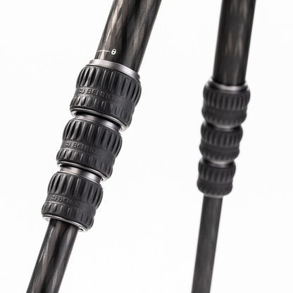 Professional tripod with EPDM and aluminum feet for stable grip.