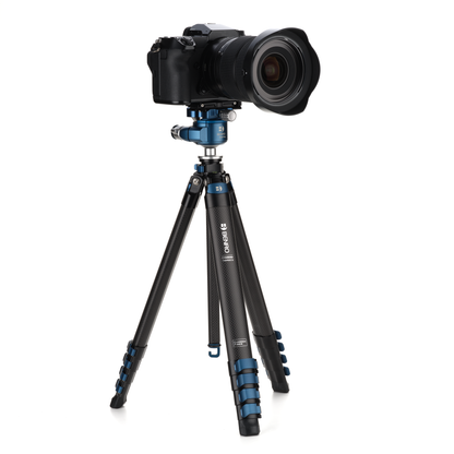 Compact Benro Blackbird carbon fiber - DSLR camera sitting on it