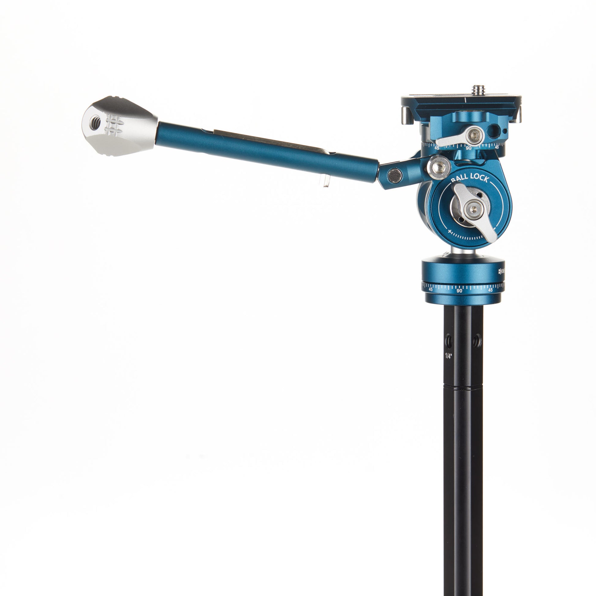 Mounting the Benro FS20PRO to a tripod via 3/8-inch base thread.