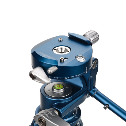 Durable 52mm base mount with 3/8-inch thread on Benro SuperSlim.